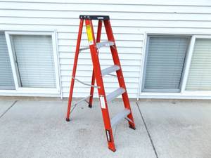 lot 45 image: Fiber Glass 5 Husky Ladder