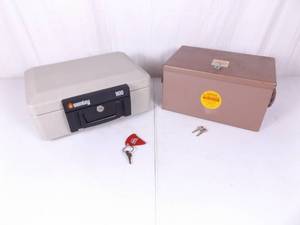 lot 41 image: Sentry 1100 Document Safe and Metal Strong Box with Keys