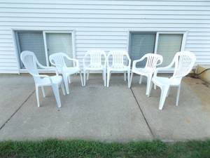 lot 62 image: 6 Outdoor White Patio Chairs