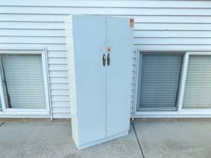 lot 47 image: Vintage Metal Utility Cabinet