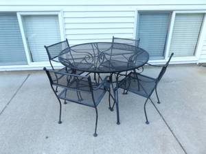 lot 58 image: 5 Piece HEAVY Iron Patio Set