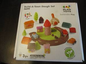 Plan toys Build a Town Dough set...