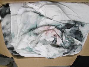 lot 40 image: 3pc bedding with comforter ...