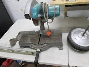 lot 197 image: lot of miter saw powers on needs wo...