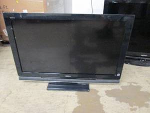 lot 316 image: isony 40 inch tv powers on ...