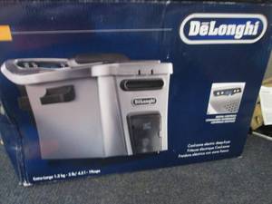 DeLonghi Livenza 135-Oz. Deep Fryer...