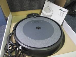 iRobot Roomba i3 Wi-Fi-Connected Ro...