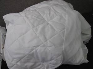 Queen Mattress Protector out of pkg...