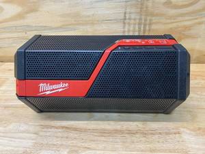 lot 32 image: MILWAUKEE M18M12 Lithium-Ion Cordless Wireless Jobsite Speaker (Tool Only)