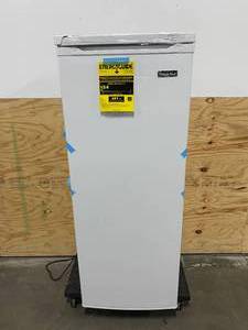 lot 11 image: MAGIC CHEF 5.8 cu. ft. Upright Freezer in White