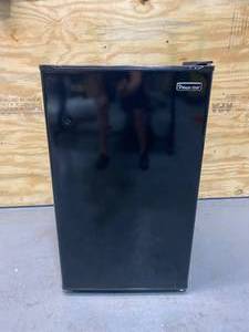 lot 81 image: MAGIC CHEF 3.3 cu. ft. Mini Fridge in Black