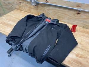 lot 19 image: MILWAUKEE M12 Heated Jacket (size Large) with Charger