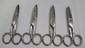 lot 528 image: Lot of 4 Klein Tools Electricians Scissors 2100-7