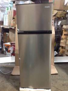lot 46 image: Vissani 7.1 cu. ft. Top Freezer Refrigerator in Stainless Steel Look (review pictures)