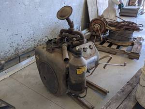 lot 922 image: Wisconsin Engine - 4 Cylinder Air Cooled - Model VF4 (Turns over) - NO SHIPPING