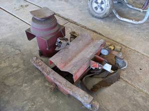 lot 981 image: Transmission Jack and 2500 LB Pneumatic Jack - NO SHIPPING