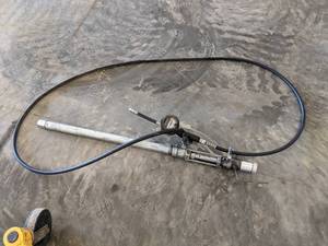 lot 985 image: GRACO Pneumatic Barrell Pump w Samson Meter - NO SHIPPING