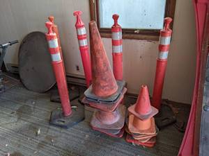 lot 867 image: Lot of (20) Assorted Orange Construction Cones - NO SHIPPING