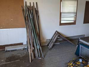 lot 862 image: Large Lot of Fence Posts and More - NO SHIPPING