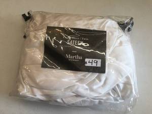 lot 49 image: Brand New Martha Stewart Collection Twin Size Cotton 400 Thread Count Fitted Sheet - Cloud White Color