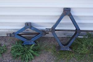 2 Goodman Scissor Jacks