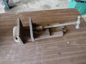 lot 63 image: 7 Machine Vise...
