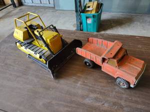 lot 101 image: Tonka Dozer & Dump Truck...