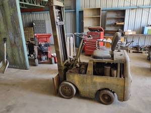 lot 3 image: Clark Clipper 2000 lb. LP Gas Forkl...