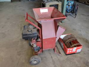 lot 7 image: Chipper Shredder, 7x11 Opening, Ele...