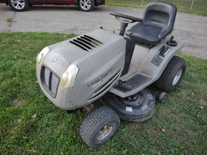 lot 4 image: Murray Lawn Tractor, 42 Deck, 15 h...