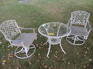 lot 210 image: Aluminum Patio Table with (2) Swive...