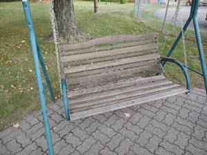 lot 211 image: Patio Swing, 4...