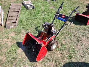 lot 15 image: Toro 522 Snow Blower, Electric Star...