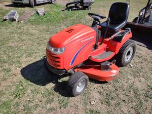 lot 5 image: Simplicity Conquest Lawn Tractor, 5...