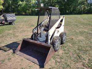 lot 1 image: Gehl Model 41250 Skid Loader, Onan ...