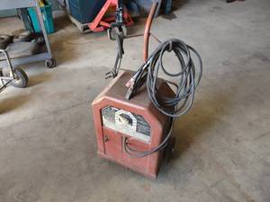 lot 23 image: Lincoln 225 Amp Arc Welder, 220 Vol...