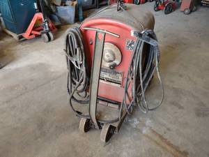 lot 24 image: Lincoln Ideal Arc 250 Amp ACDC Arc...