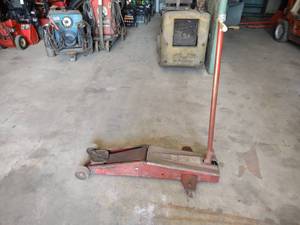 lot 27 image: Coats 6 Ton Floor Jack, Needs Oil...