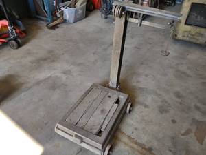 lot 32 image: Pedestal Scale...