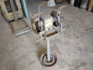 lot 41 image: Sears 34 hp. Pedestal Grinder...