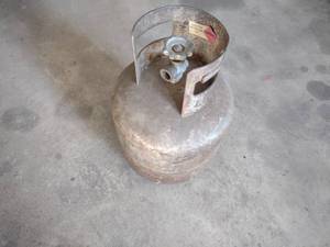 lot 120 image: Forklift LP Gas Tank...
