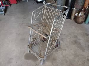 lot 122 image: Cart, 21x18...