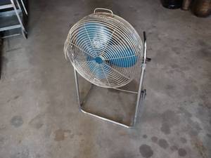 lot 124 image: 16 Fan...
