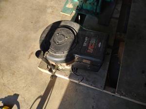 lot 142 image: Briggs & Stratton 12 hp Engine...