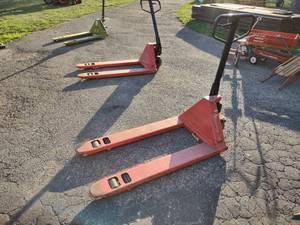 lot 185 image: Pallet Jack...