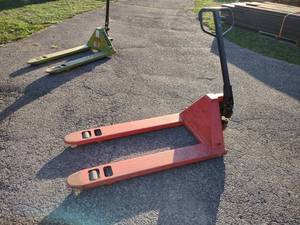 lot 186 image: Pallet Jack...