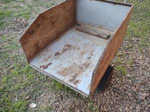lot 203 image: Dumping Lawn Cart...