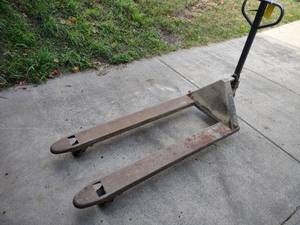 lot 225 image: Crown Long Pallet Jack, 59.5 Legs,...