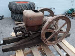 lot 103 image: Antique John Deere Type E, 1-12 HP Hit & Miss Motor  Engine