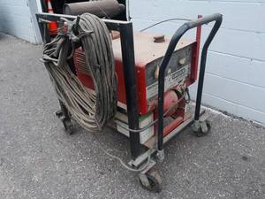 lot 107 image: Lincoln Lincwelder 225 DC Arc Welder w ONAN Gas Engine - Motor Spins Over